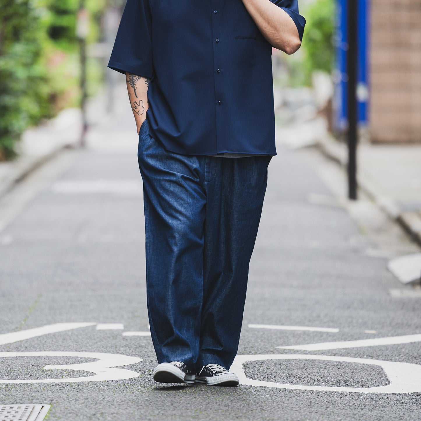 clumsy. PICTURES / 2 PLEATS WIDE DENIM SLACKS - INDIGO