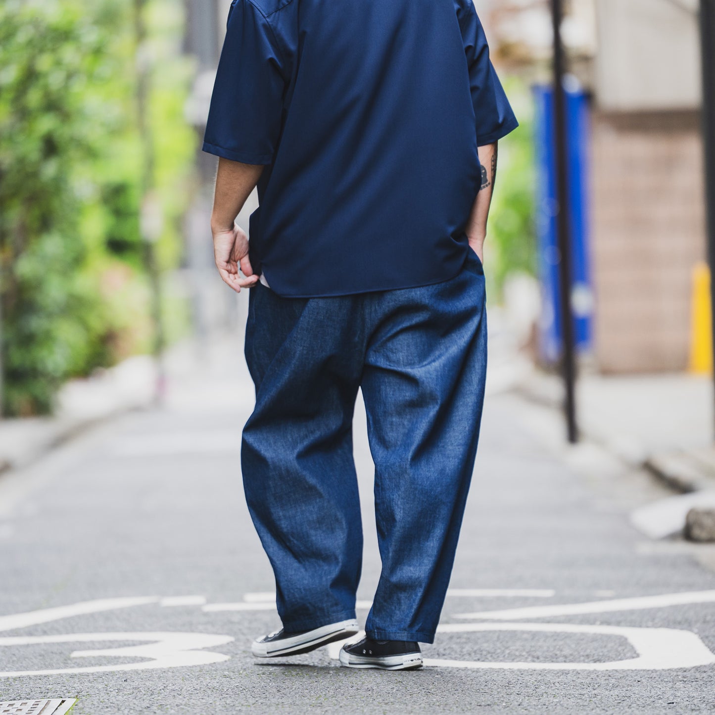 clumsy. PICTURES / 2 PLEATS WIDE DENIM SLACKS - INDIGO