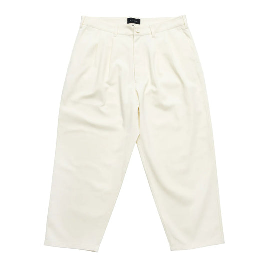 clumsy. PICTURES(クラムジーピクチャーズ)の薄手のホワイトデニム生地を使用した新作パンツ「2 PLEATS WIDE DENIM SLACKS」のOFF WHITEカラーの正面からの商品写真