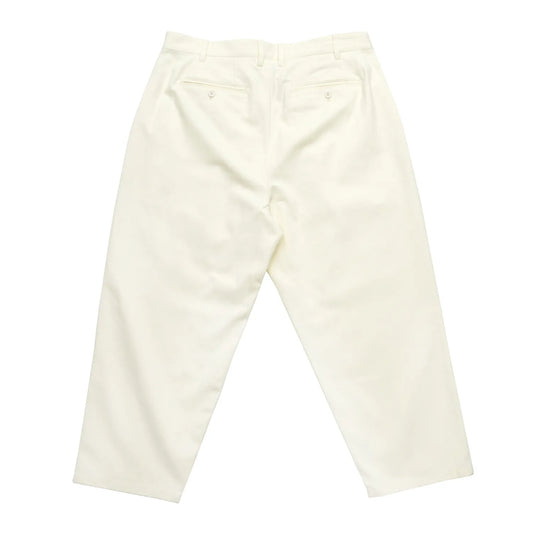 clumsy. PICTURES(クラムジーピクチャーズ)の薄手のホワイトデニム生地を使用した新作パンツ「2 PLEATS WIDE DENIM SLACKS」のOFF WHITEカラーの背面からの商品写真