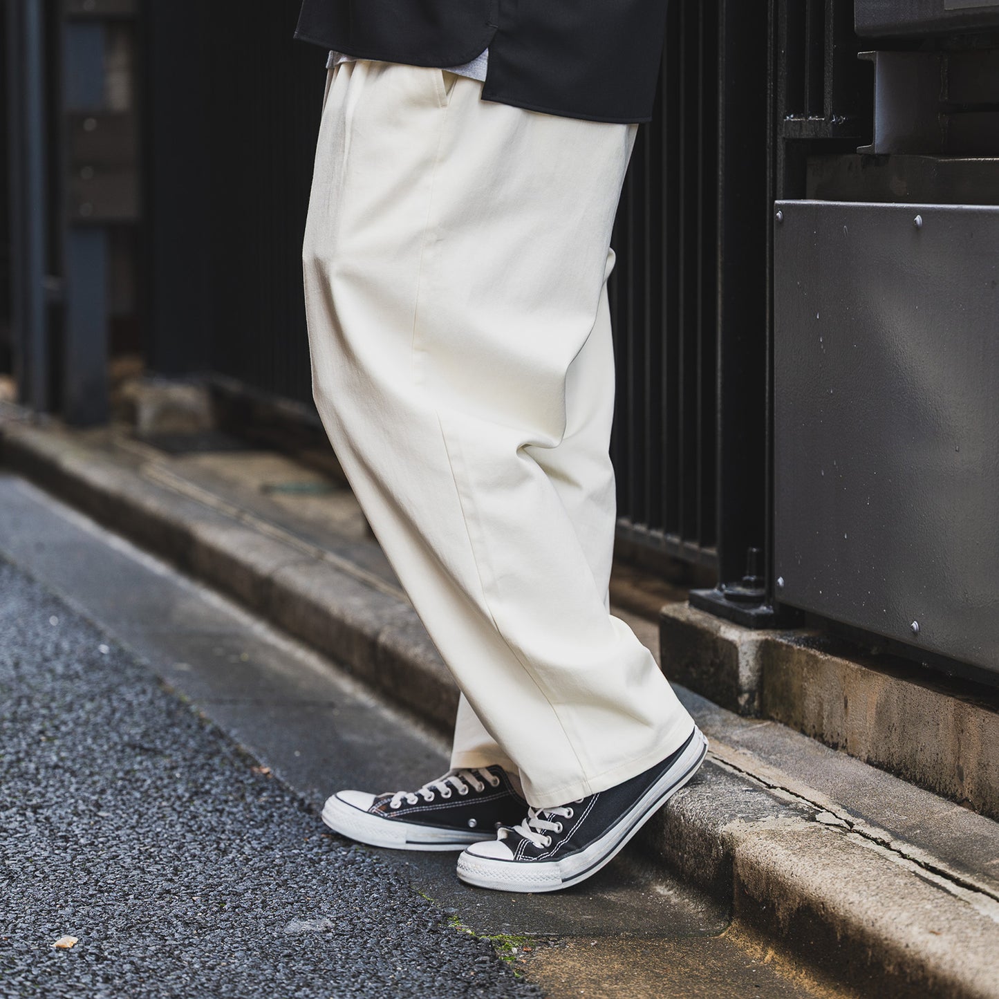 clumsy. PICTURES / 2 PLEATS WIDE DENIM SLACKS - INDIGO