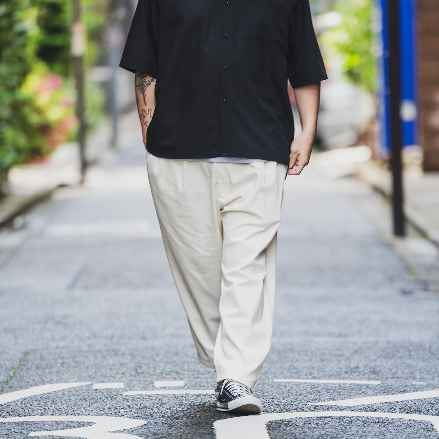 clumsy. PICTURES / 2 PLEATS WIDE DENIM SLACKS - INDIGO