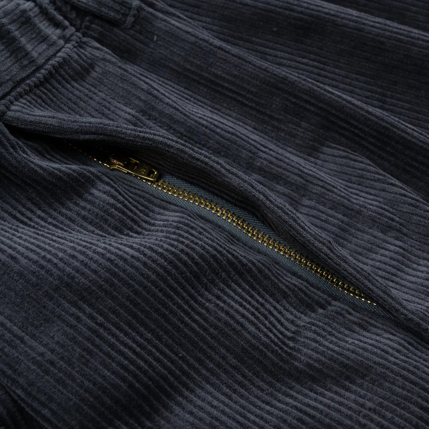 CLUMSY PICTURES 2 PLEATS EASY TRAD CORD - SLATE