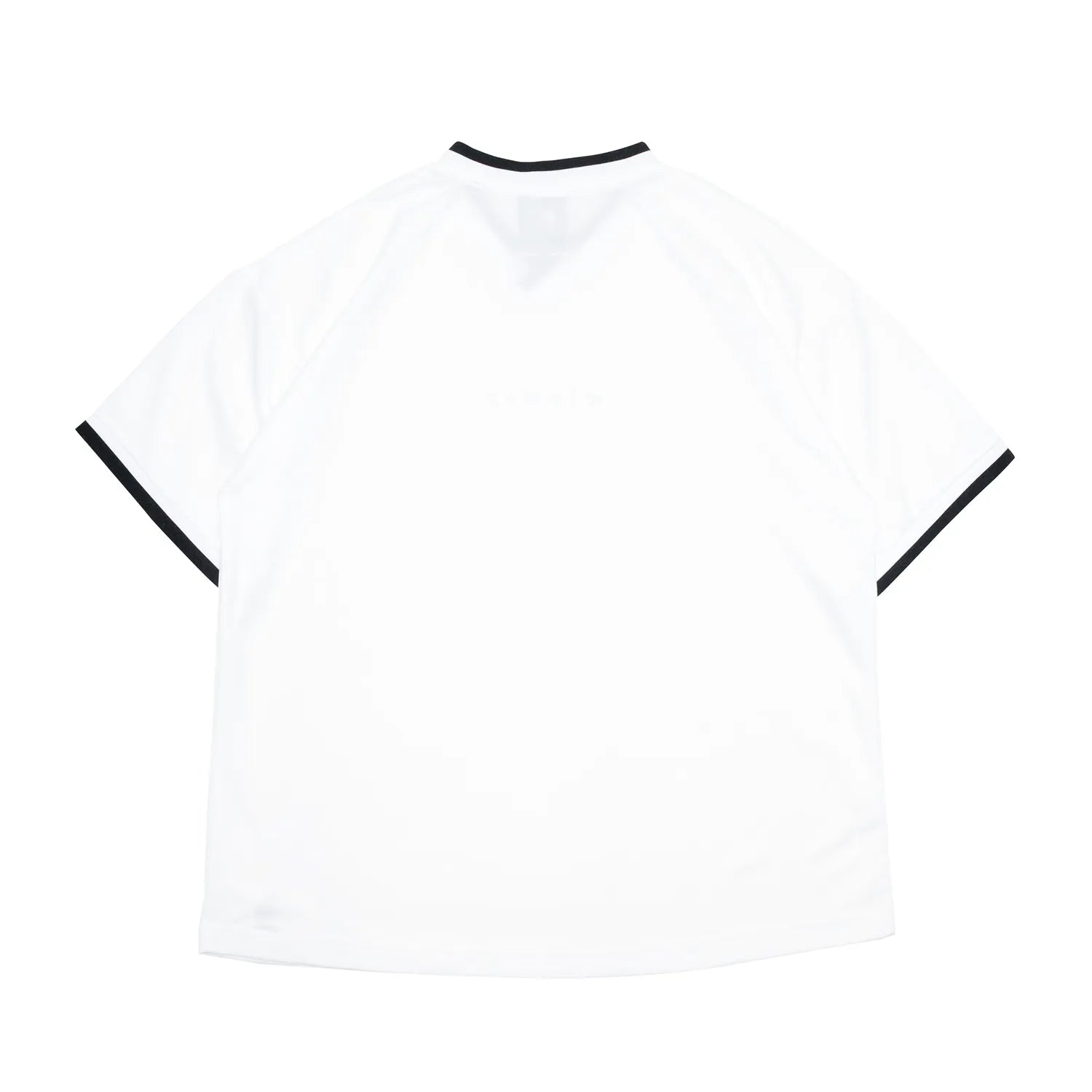 clumsy. PICTURES(クラムジー)のナイロン製のゲームシャツ「BAR LOGO GAME SHIRTS」のWHITEカラーの背面からの商品写真
