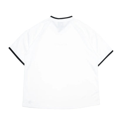 clumsy. PICTURES(クラムジー)のナイロン製のゲームシャツ「BAR LOGO GAME SHIRTS」のWHITEカラーの背面からの商品写真