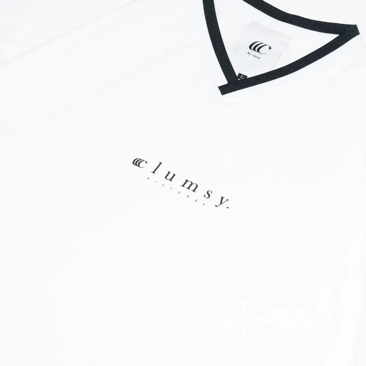 clumsy. PICTURES(クラムジー)のナイロン製のゲームシャツ「BAR LOGO GAME SHIRTS」のWHITEカラーの胸元の写真