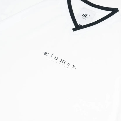 clumsy. PICTURES(クラムジー)のナイロン製のゲームシャツ「BAR LOGO GAME SHIRTS」のWHITEカラーの胸元の写真