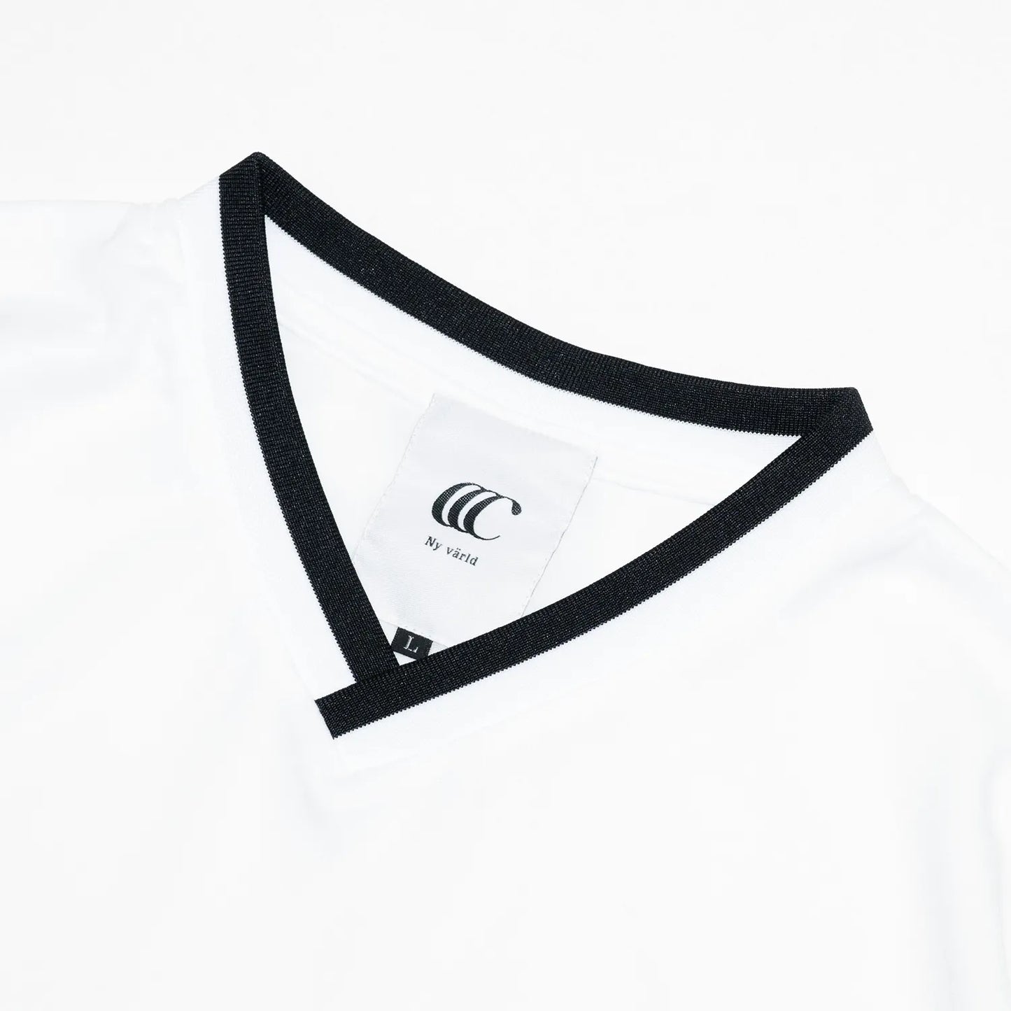 clumsy. PICTURES(クラムジー)のナイロン製のゲームシャツ「BAR LOGO GAME SHIRTS」のWHITEカラーの襟元の写真