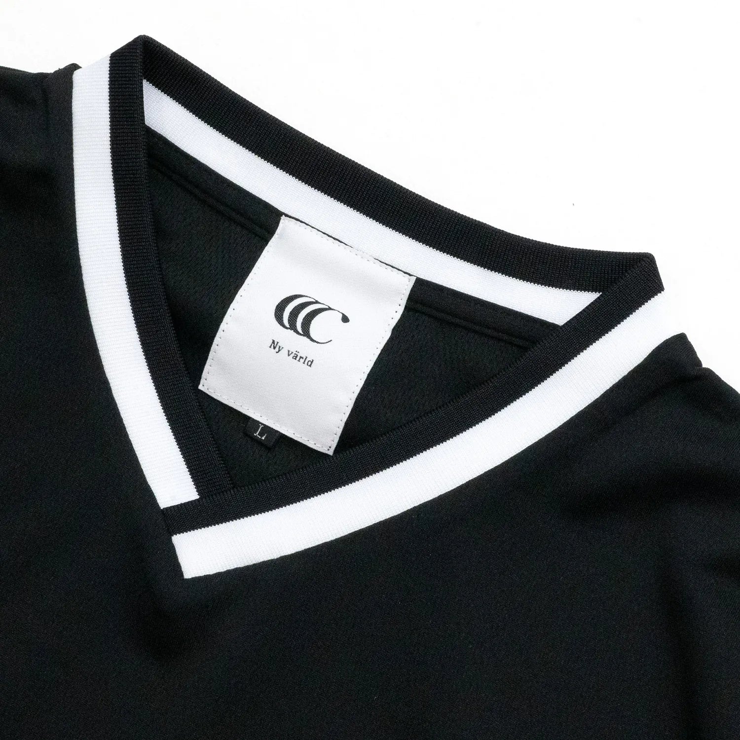 clumsy. PICTURESのBLACKカラーのゲームシャツ「BAR LOGO GAME SHIRTS」の襟元の写真
