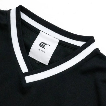 clumsy. PICTURESのBLACKカラーのゲームシャツ「BAR LOGO GAME SHIRTS」の襟元の写真