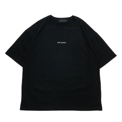 clumsy. PICTURES(クラムジー)のTシャツ「BLACK WATER S/S WIDE TEE」のBLACKカラーの正面からの商品写真