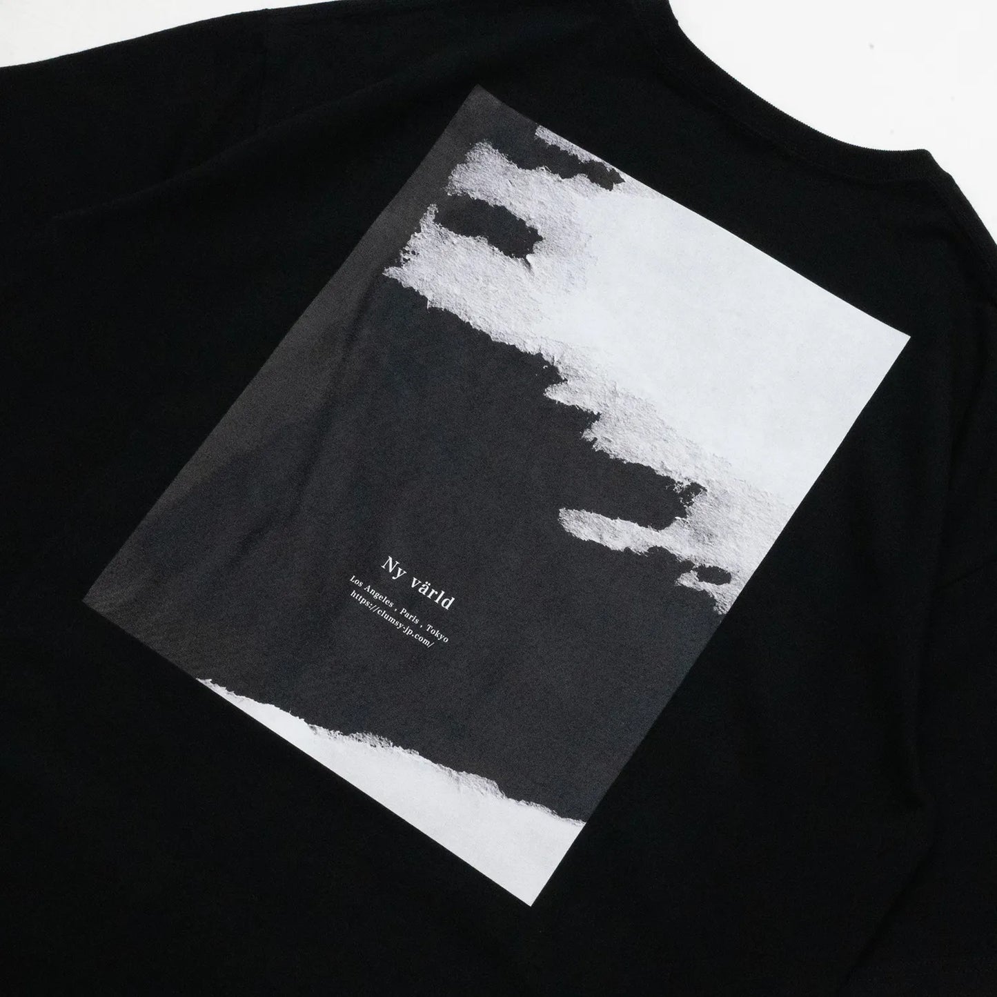 clumsy. PICTURES(クラムジー)のTシャツ「BLACK WATER S/S WIDE TEE」のBLACKカラーの背面のデザイン写真