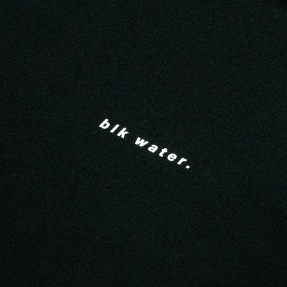 clumsy. PICTURES(クラムジー)のTシャツ「BLACK WATER S/S WIDE TEE」のBLACKカラーの正面のデザイン写真