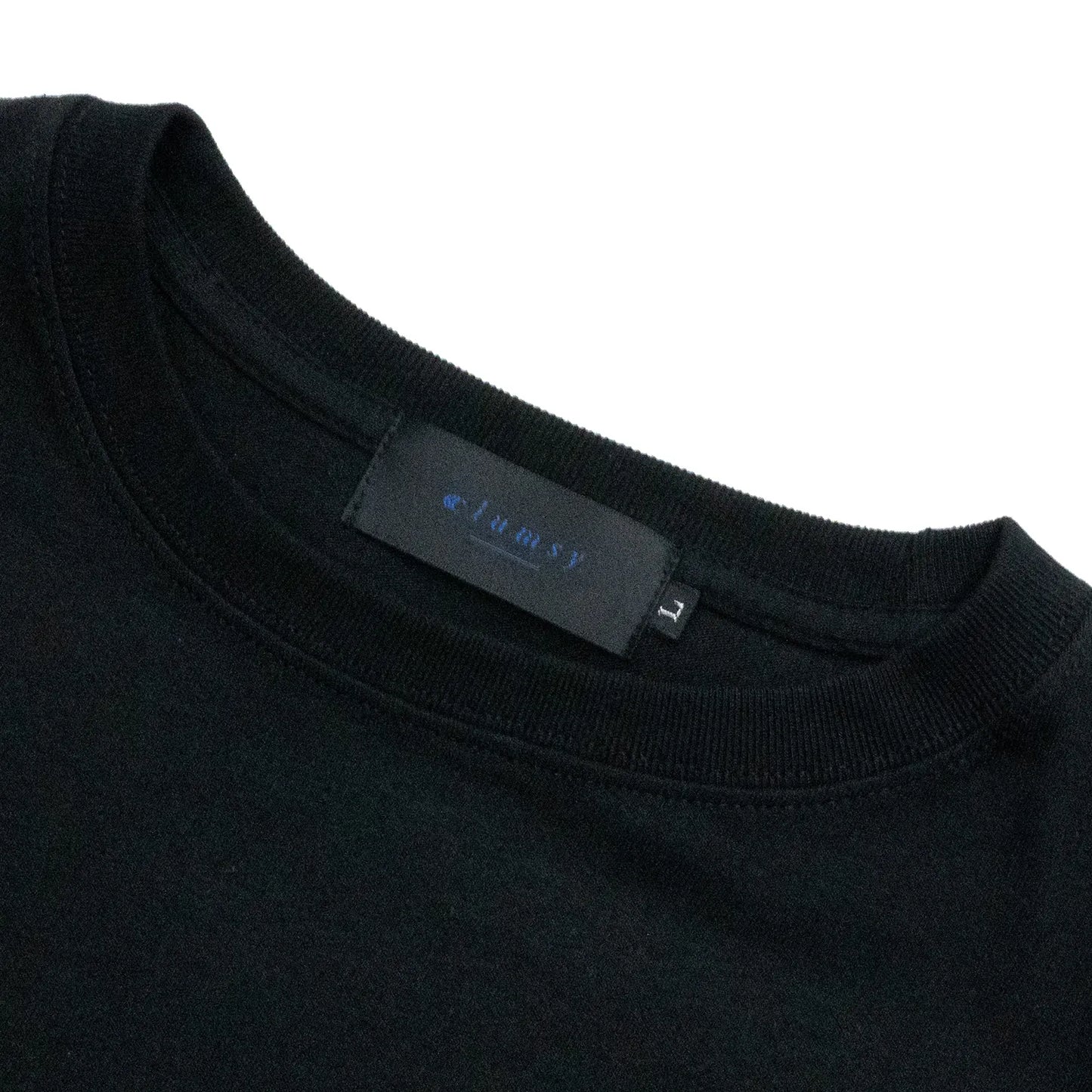clumsy. PICTURES(クラムジー)のTシャツ「BLACK WATER S/S WIDE TEE」のBLACKカラーの襟元の写真