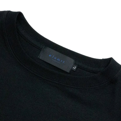 clumsy. PICTURES(クラムジー)のTシャツ「BLACK WATER S/S WIDE TEE」のBLACKカラーの襟元の写真