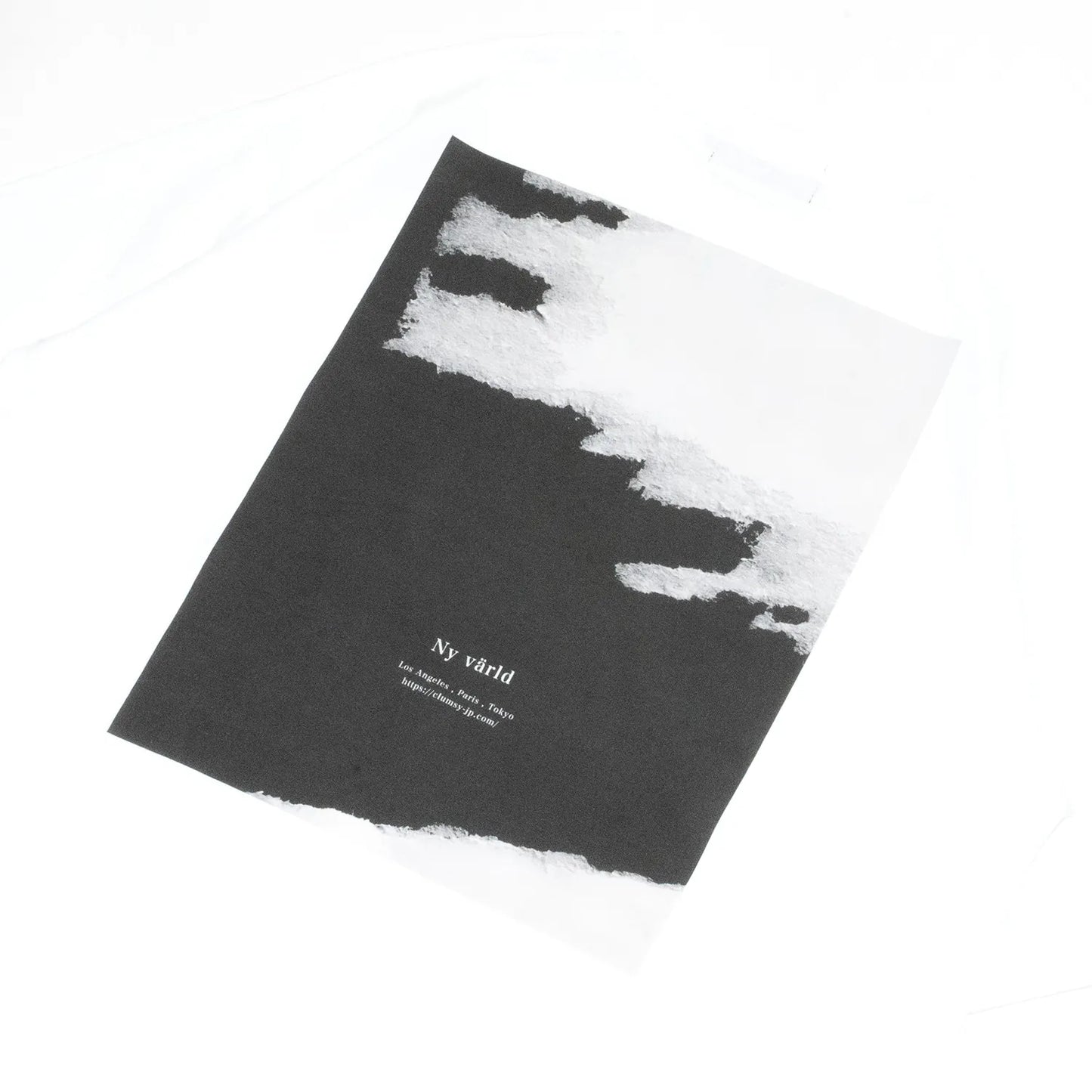 clumsy. PICTURES(クラムジー)のTシャツ「BLACK WATER S/S WIDE TEE」のWHITEカラーの背面のデザイン写真