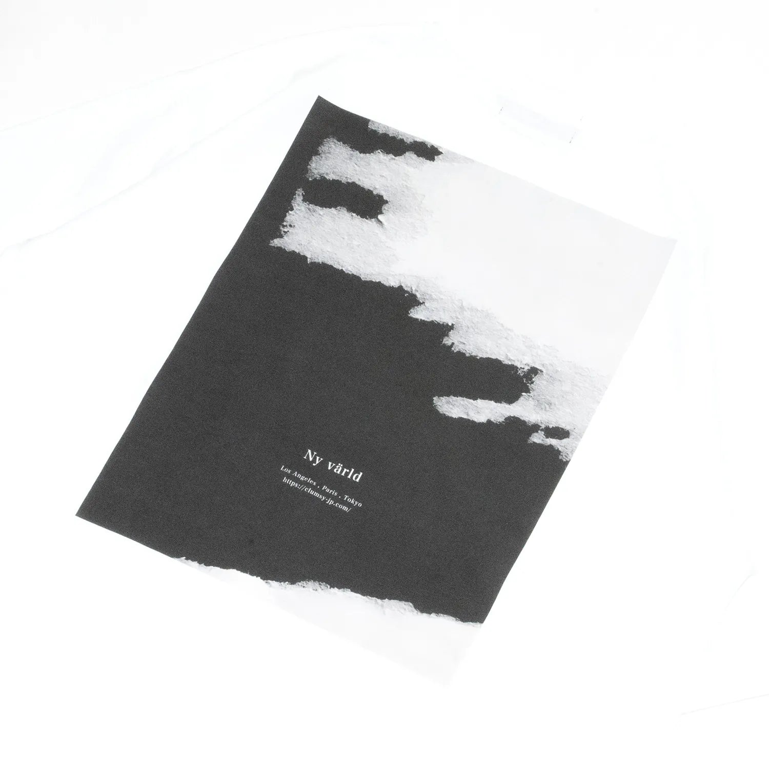clumsy. PICTURES(クラムジー)のTシャツ「BLACK WATER S/S WIDE TEE」のWHITEカラーの背面のデザイン写真