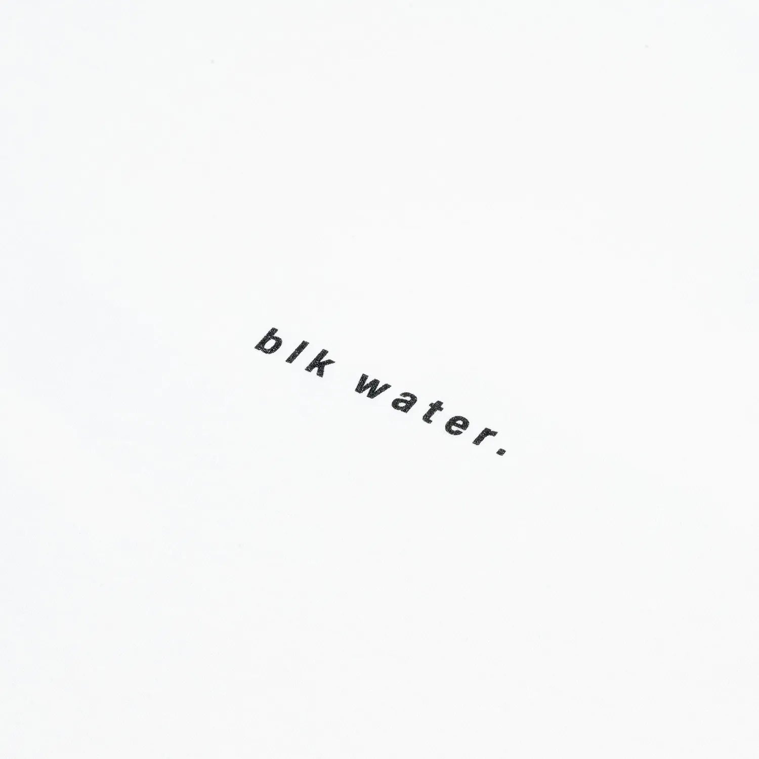 clumsy. PICTURES(クラムジー)のTシャツ「BLACK WATER S/S WIDE TEE」のWHITEカラーの正面のデザイン写真