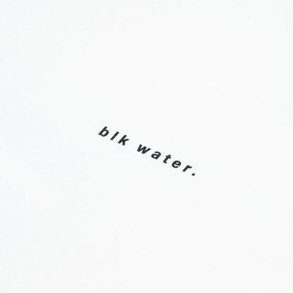 clumsy. PICTURES(クラムジー)のTシャツ「BLACK WATER S/S WIDE TEE」のWHITEカラーの正面のデザイン写真