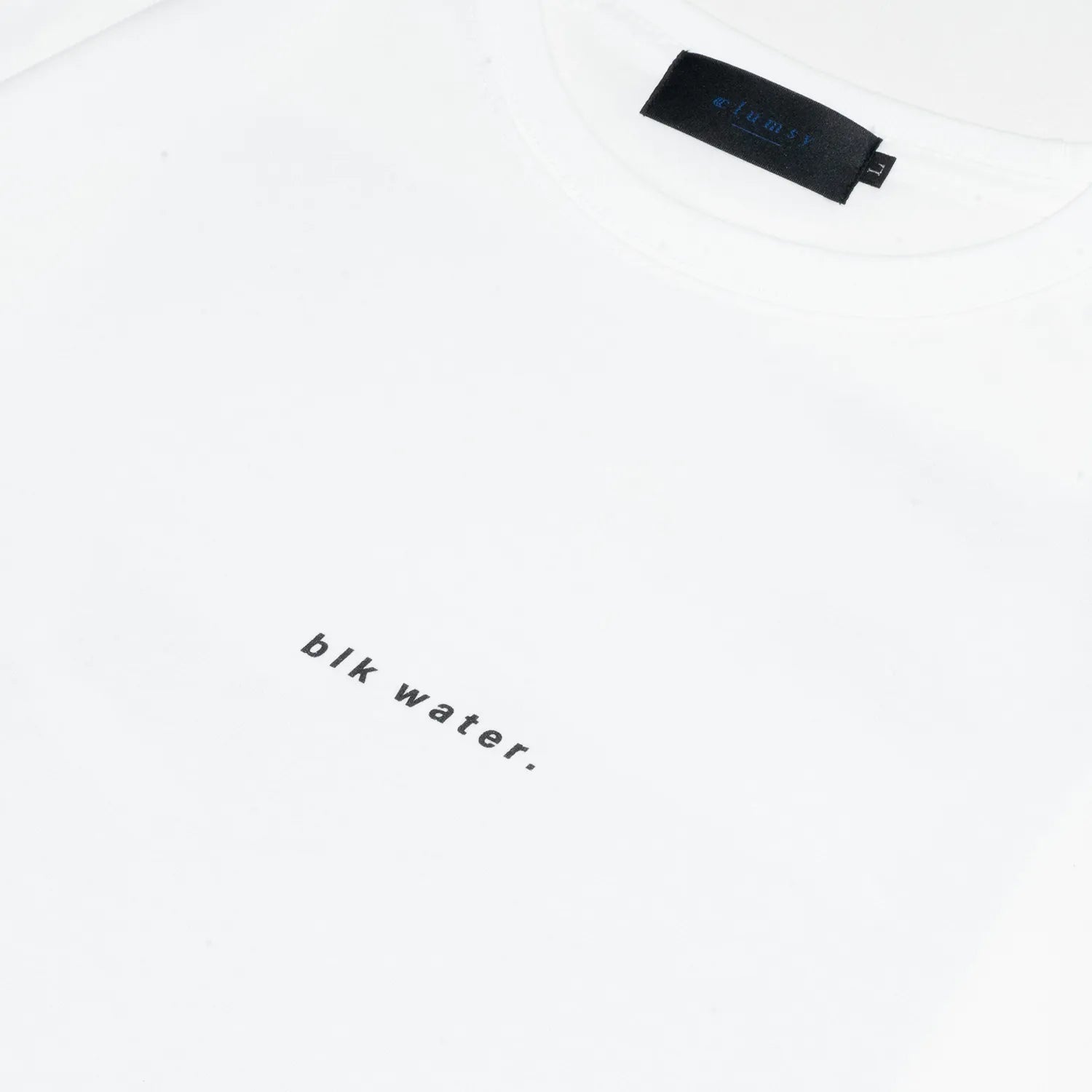 clumsy. PICTURES(クラムジー)のTシャツ「BLACK WATER S/S WIDE TEE」のWHITEカラーの別角度からの正面のデザイン写真