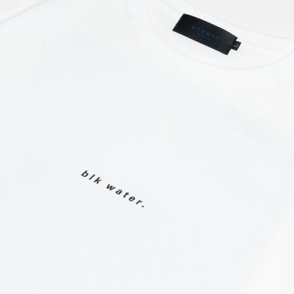 clumsy. PICTURES(クラムジー)のTシャツ「BLACK WATER S/S WIDE TEE」のWHITEカラーの別角度からの正面のデザイン写真