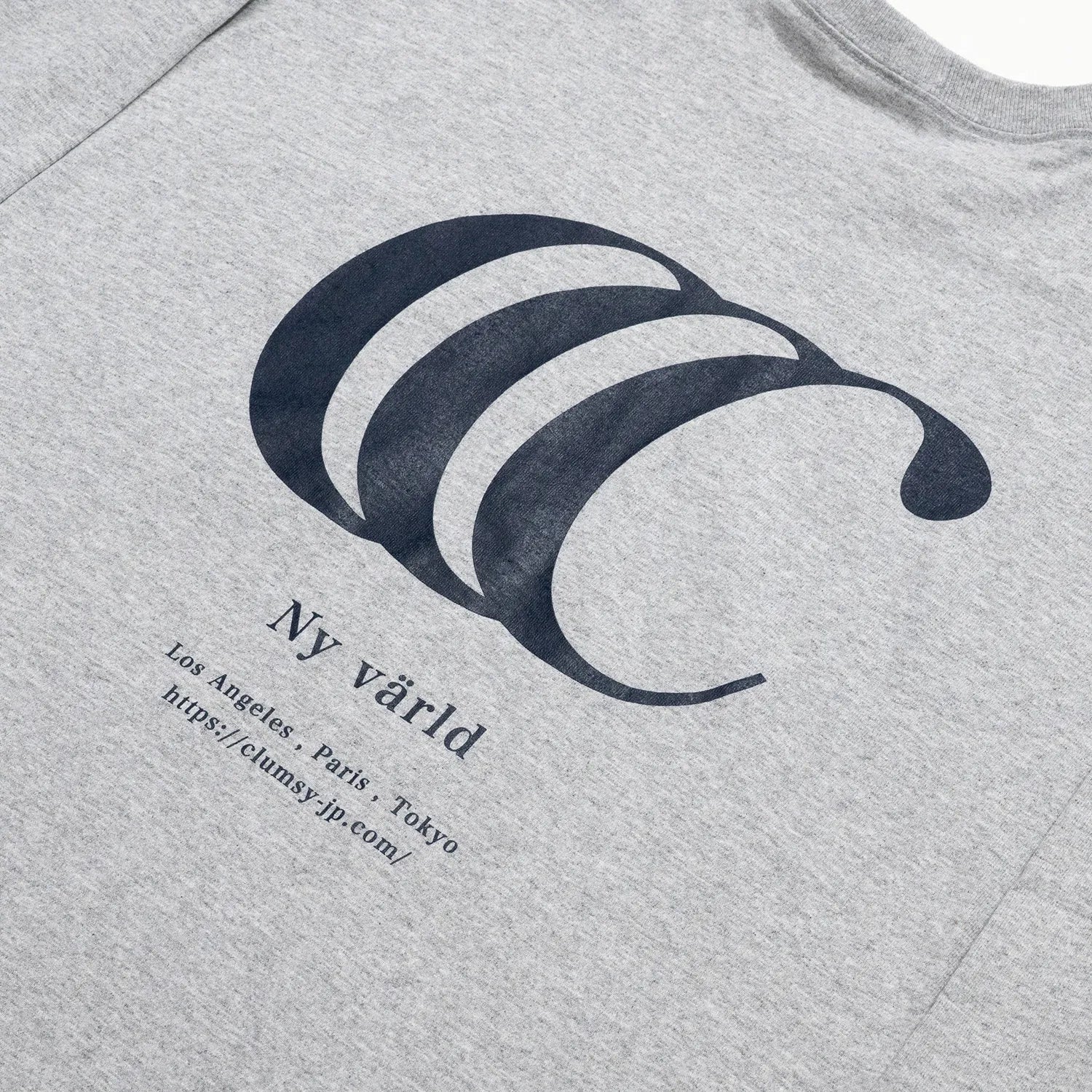 clumsyとcarharttの限定コラボモデルのロングスリーブTシャツ「LIMITED CCC L/S TEE」のHT GREYカラーの背面のデザイン写真