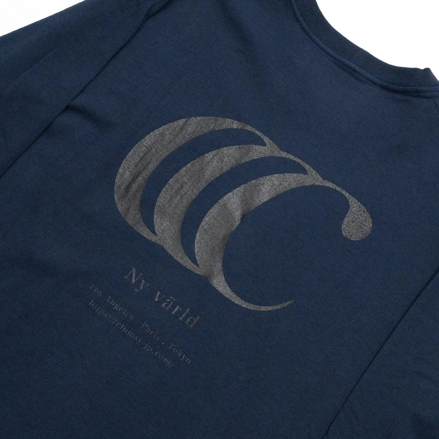 clumsyとcarharttの限定コラボモデルのロングスリーブTシャツ「LIMITED CCC L/S TEE」のNAVYカラーの背面のデザイン写真