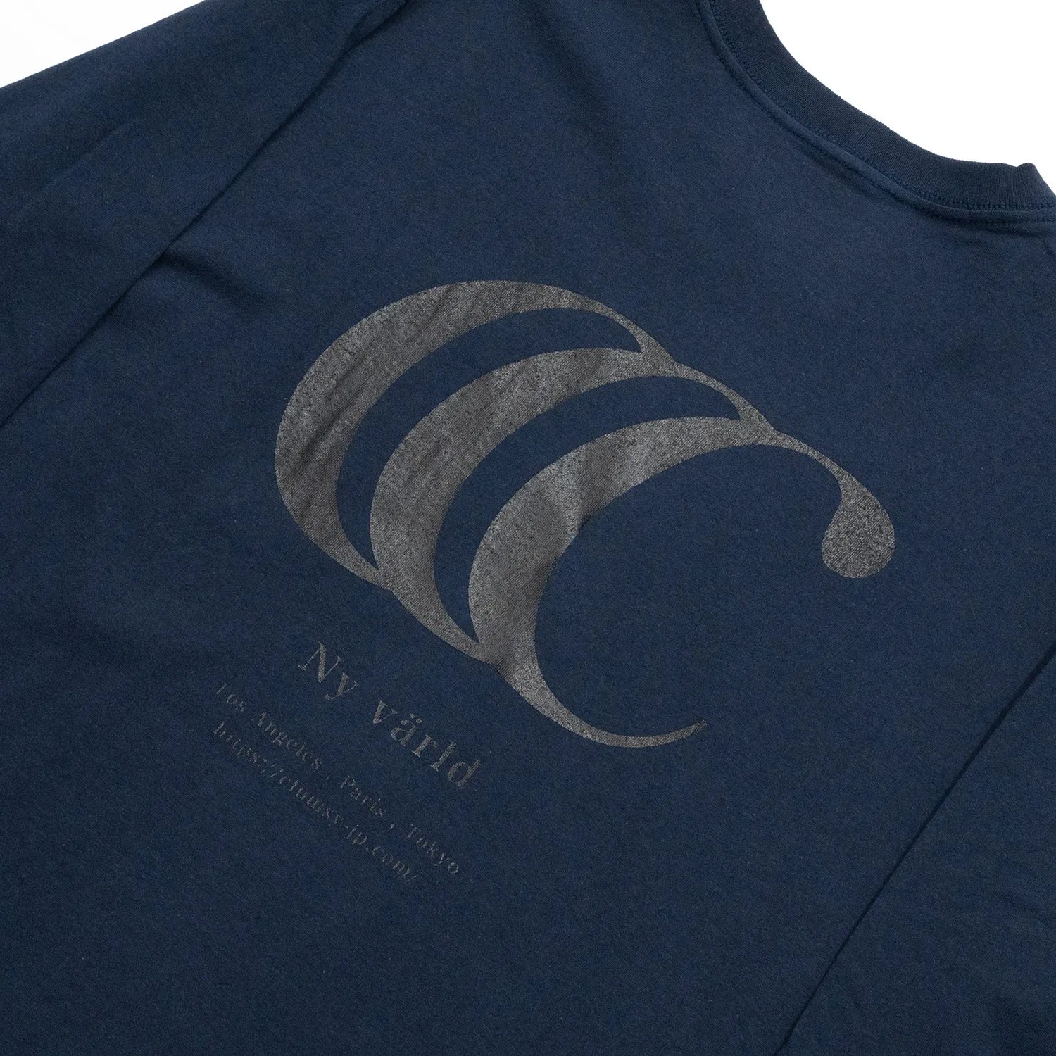 clumsyとcarharttの限定コラボモデルのロングスリーブTシャツ「LIMITED CCC L/S TEE」のNAVYカラーの背面のデザイン写真