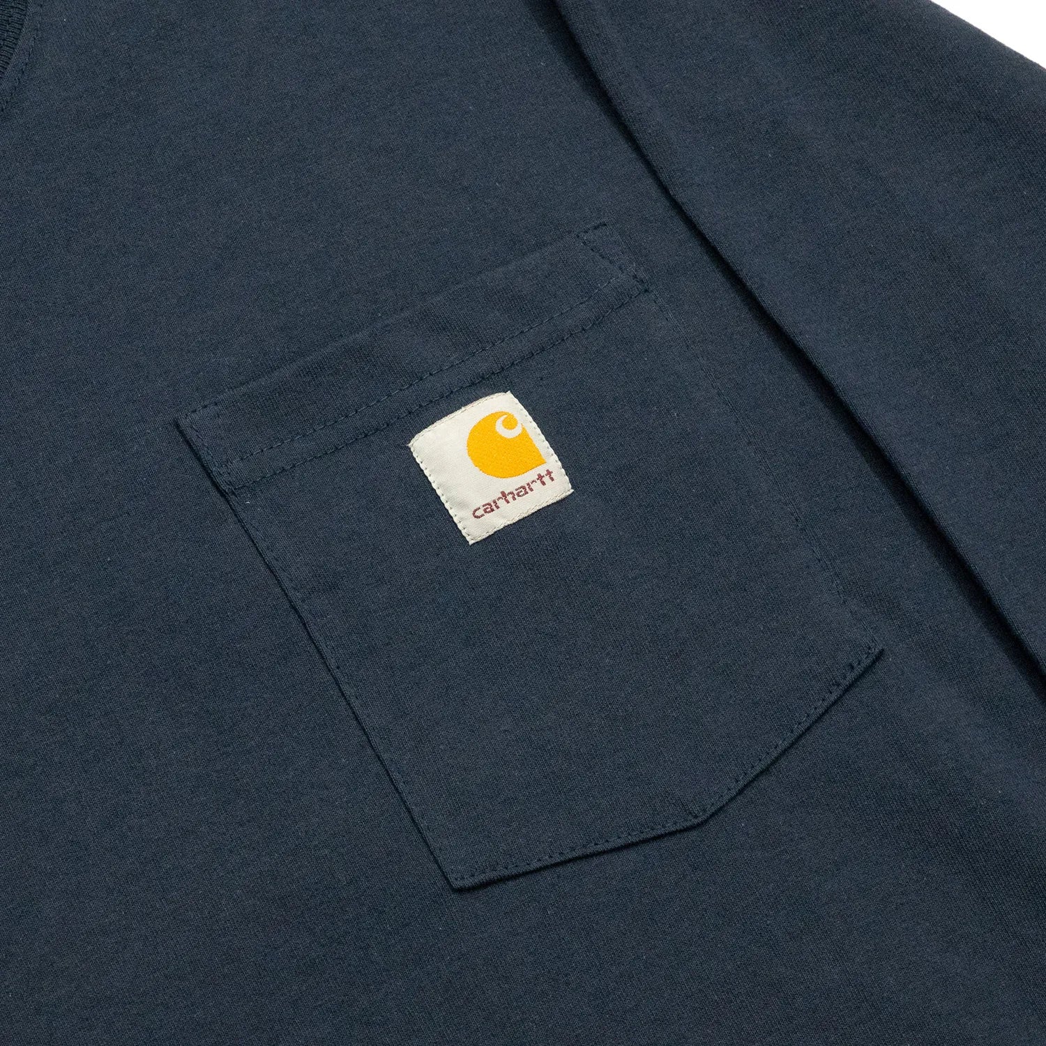 clumsyとcarharttの限定コラボモデルのロングスリーブTシャツ「LIMITED CCC L/S TEE」のNAVYカラーの正面の胸ポケット写真