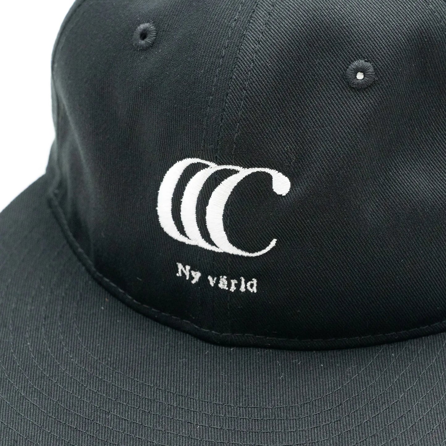 clumsy PicturesのCCCロゴがフロントに刺繍された6パネルキャップ「CCC EMBROIDERED CAP」のBLACKカラーの正面デザインの写真