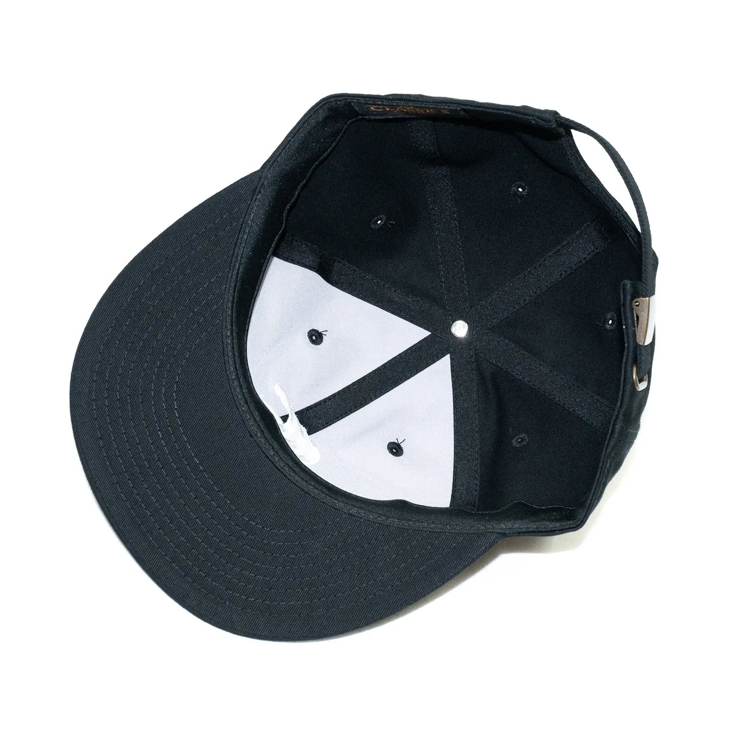 clumsy PicturesのCCCロゴがフロントに刺繍された6パネルキャップ「CCC EMBROIDERED CAP」のBLACKカラーの被り口の写真