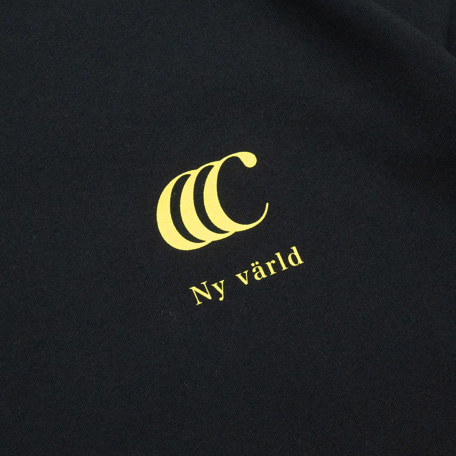 clumsy PicturesのCCCロゴがデザインされた定番モデルのTシャツ「LIMITED CCC WIDE TEE」のBLACK/TRUE YELLOWカラーの正面のデザイン写真