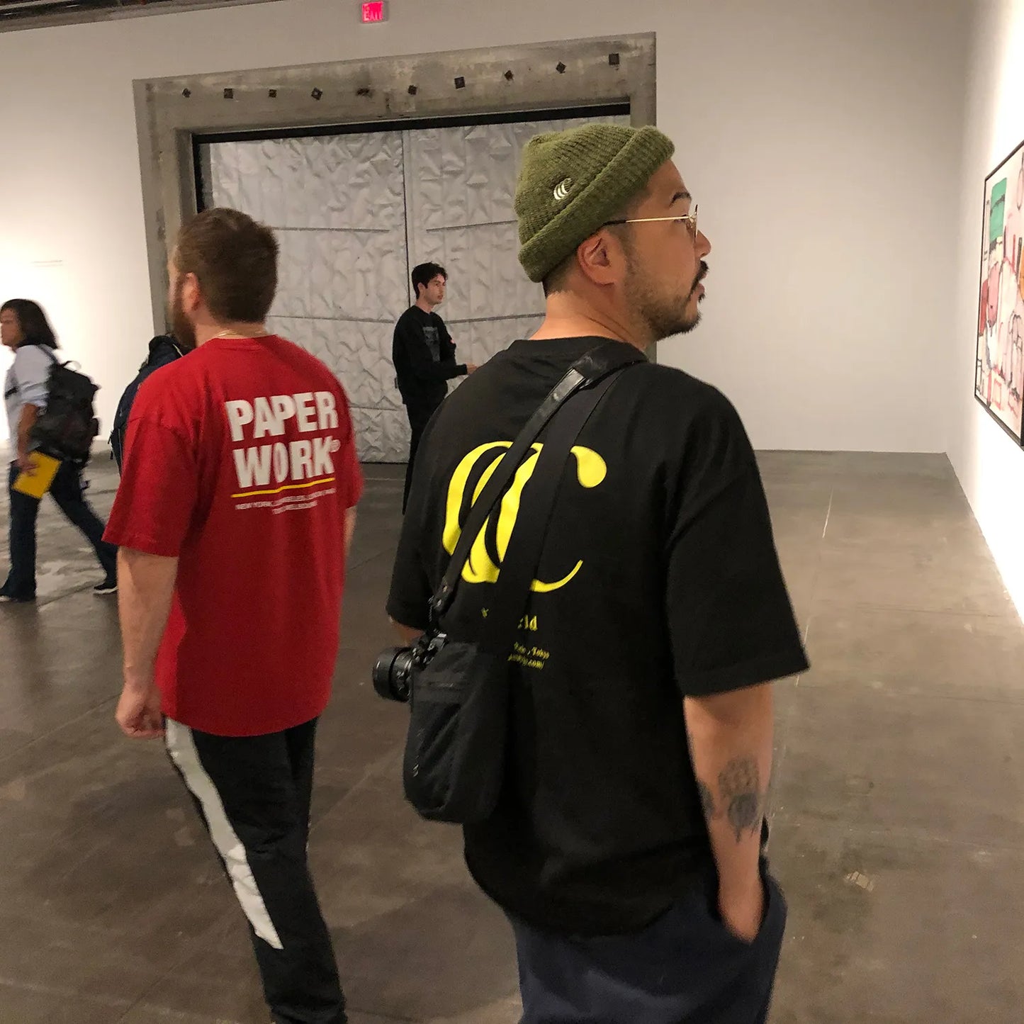 clumsy PicturesのCCCロゴがデザインされた定番モデルのTシャツ「LIMITED CCC WIDE TEE」の右斜め後ろからの着用写真