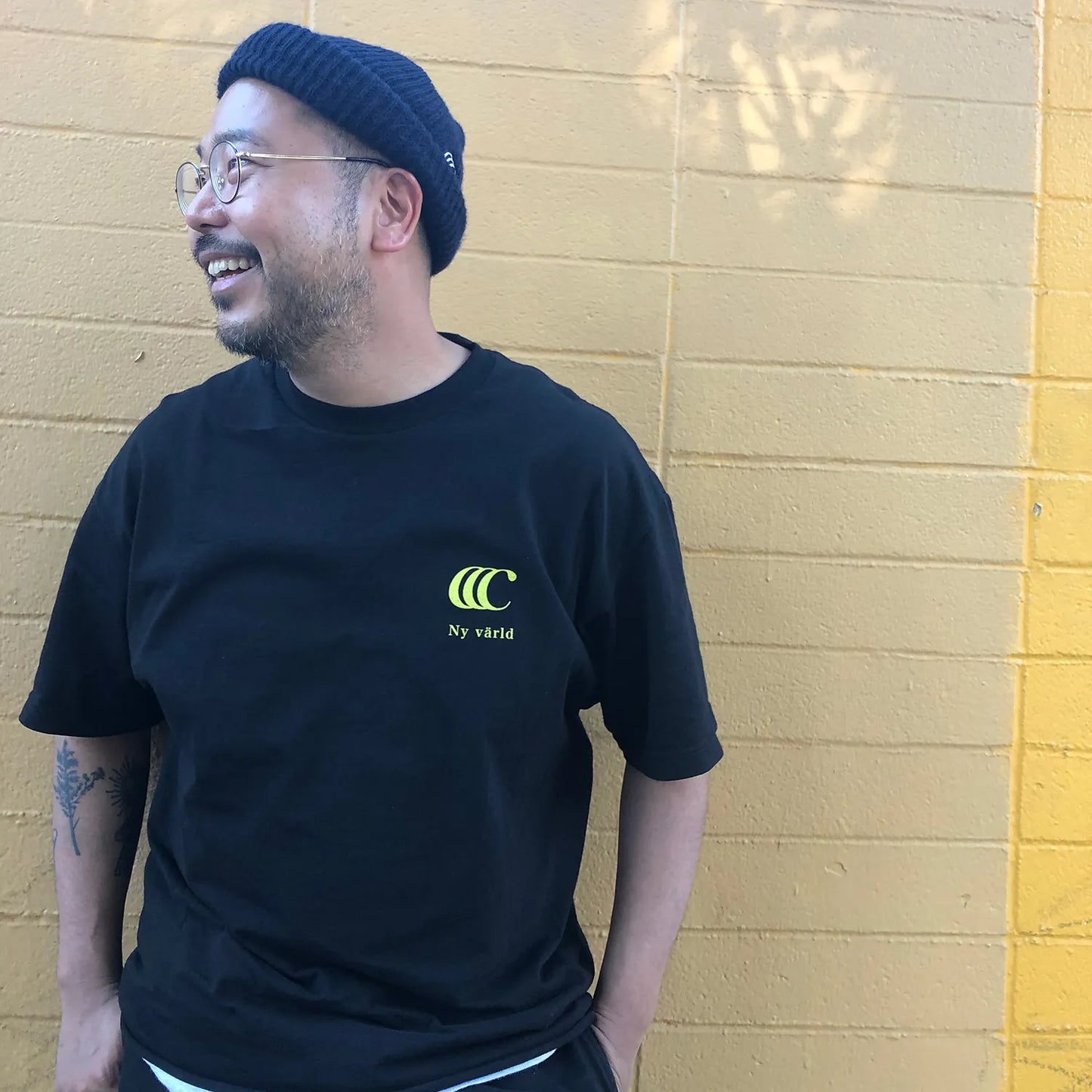 clumsy PicturesのCCCロゴがデザインされた定番モデルのTシャツ「LIMITED CCC WIDE TEE」の正面からの着用写真