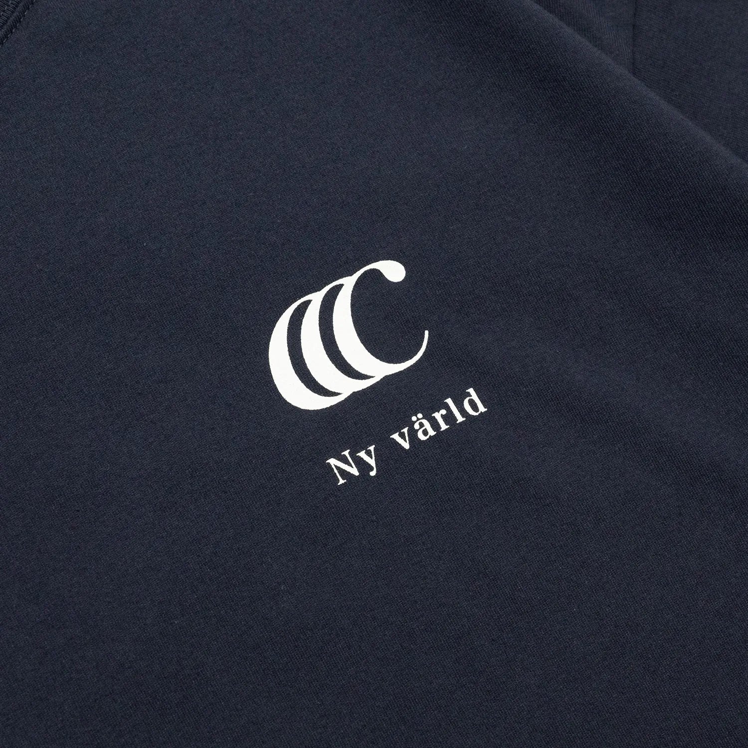 clumsy PicturesのCCCロゴがデザインされた定番モデルのTシャツ「LIMITED CCC WIDE TEE」のNAVY/WHITEカラーの正面のデザイン写真