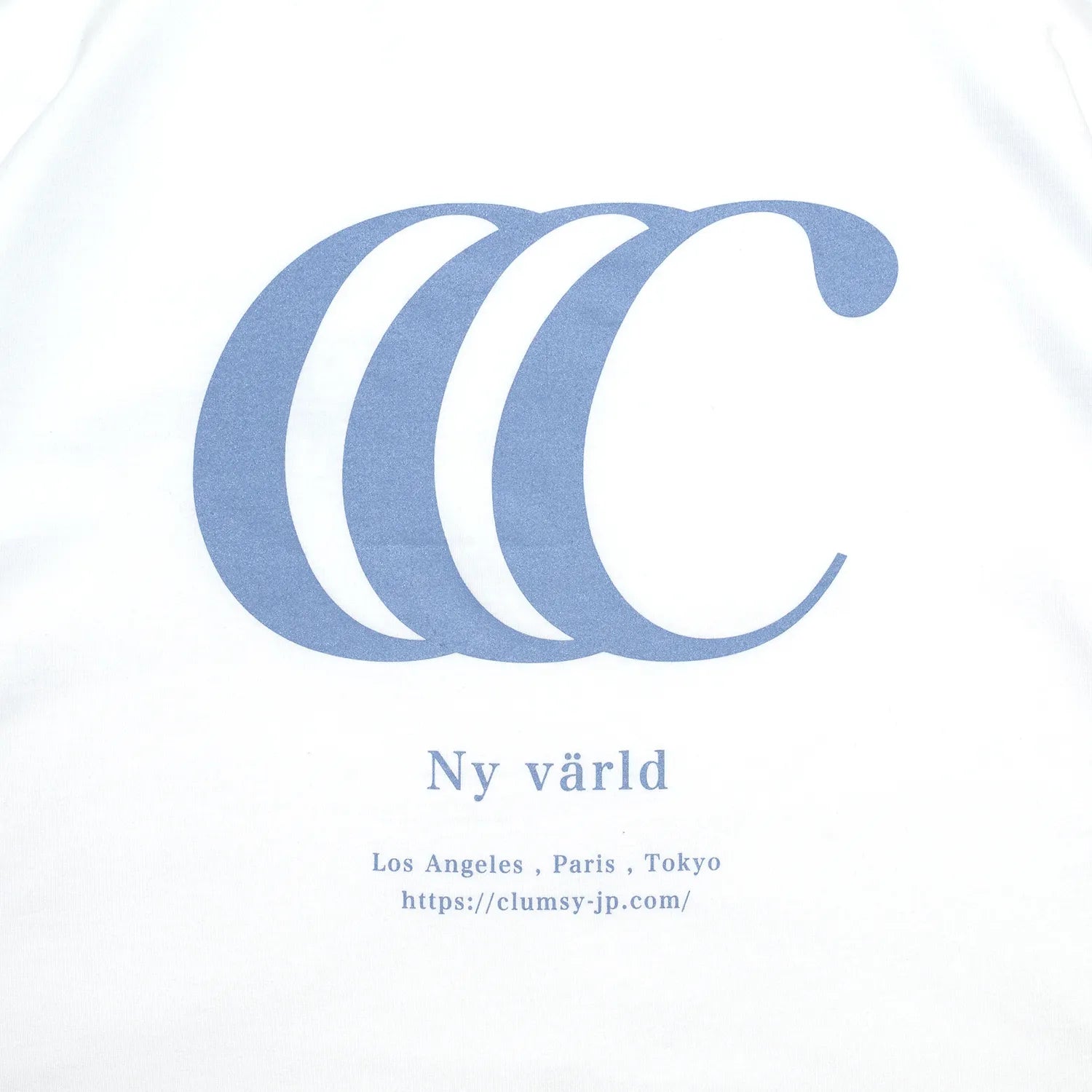clumsy PicturesのCCCロゴがデザインされた定番モデルのTシャツ「LIMITED CCC WIDE TEE」のWHITE/HORIZON BLUEカラーの背面のデザイン写真