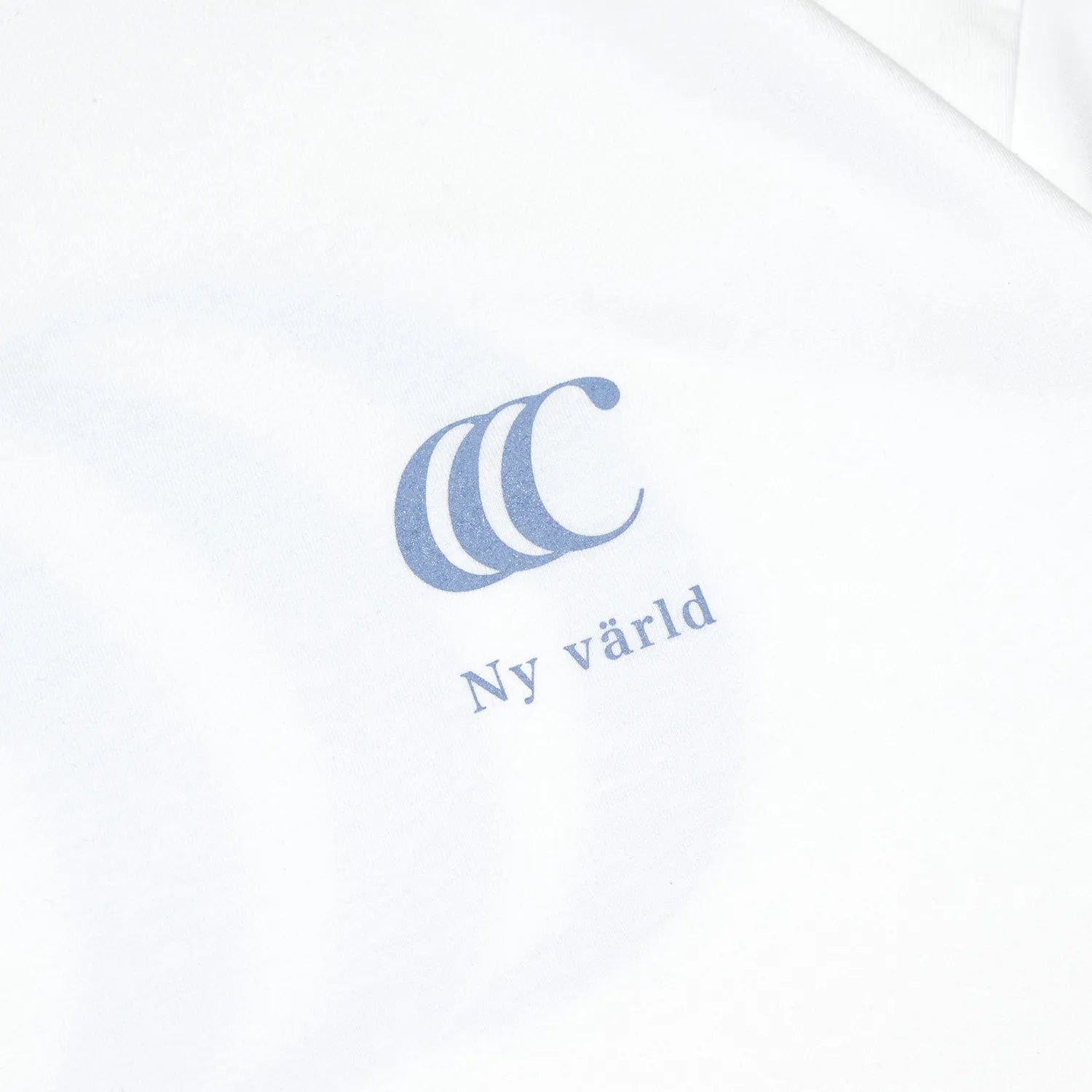clumsy PicturesのCCCロゴがデザインされた定番モデルのTシャツ「LIMITED CCC WIDE TEE」のWHITE/HORIZON BLUEカラーの正面のデザイン写真