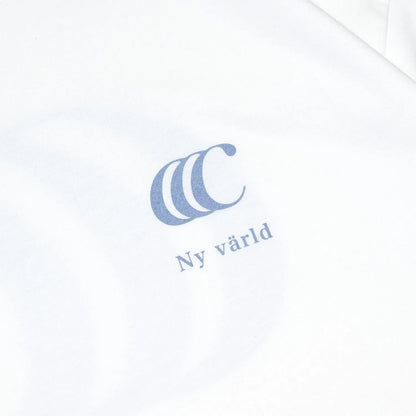 clumsy PicturesのCCCロゴがデザインされた定番モデルのTシャツ「LIMITED CCC WIDE TEE」のWHITE/HORIZON BLUEカラーの正面のデザイン写真