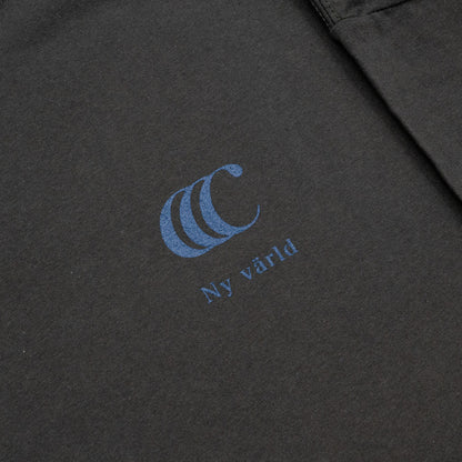clumsy. Pictures(クラムジー)のCCCロゴが背面に大きくプリントされた定番アイテム「LIMITED CCC」ロングスリーブのSUMI/CYANカラーのフロント左胸のデザインの写真