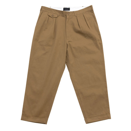 CLUMSY PICTURES(クラムジー)の名作パンツ「2 PLEATS RELAXED TWILL PANTS」の2025AWの新色「BROWNカラー」の正面からの商品写真