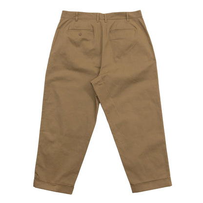 CLUMSY PICTURES(クラムジー)の名作パンツ「2 PLEATS RELAXED TWILL PANTS」の2025AWの新色「BROWNカラー」の背面からの商品写真