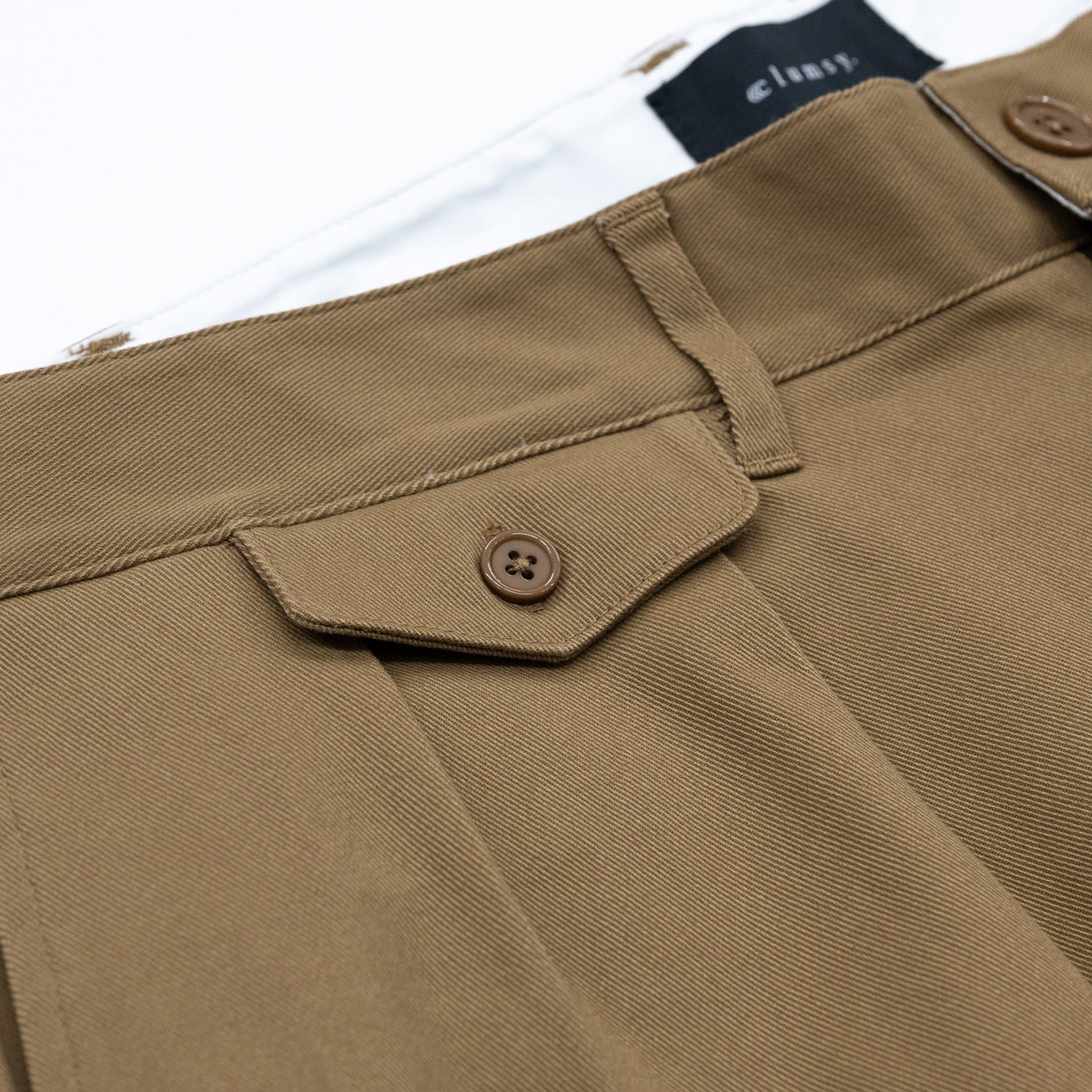 CLUMSY PICTURES(クラムジー)の名作パンツ「2 PLEATS RELAXED TWILL PANTS」の2025AWの新色「BROWNカラー」のフロントコインポケットの写真