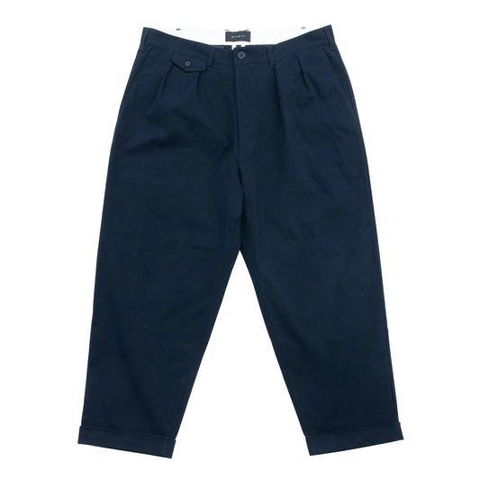 CLUMSY PICTURES(クラムジー)の名作パンツ「2 PLEATS RELAXED TWILL PANTS」の2025AWの新色「NAVYカラー」の正面からの商品写真