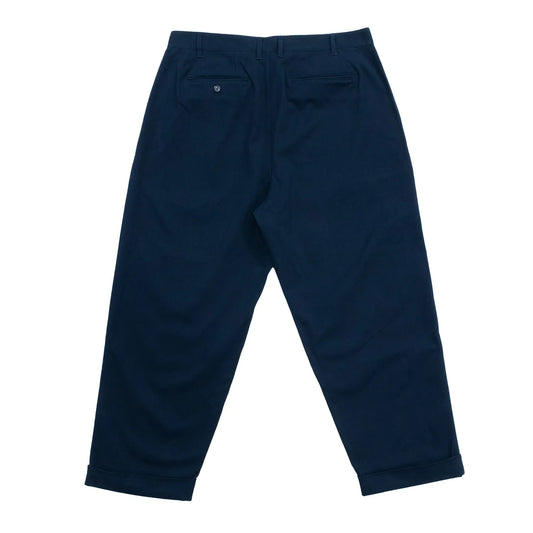 CLUMSY PICTURES(クラムジー)の名作パンツ「2 PLEATS RELAXED TWILL PANTS」の2025AWの新色「NAVYカラー」の背面からの商品写真