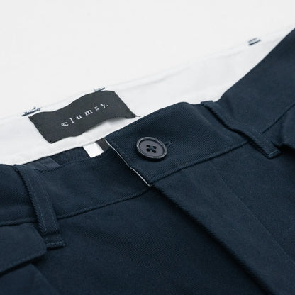 CLUMSY PICTURES(クラムジー)の名作パンツ「2 PLEATS RELAXED TWILL PANTS」の2025AWの新色「NAVYカラー」のウエスト部分の写真