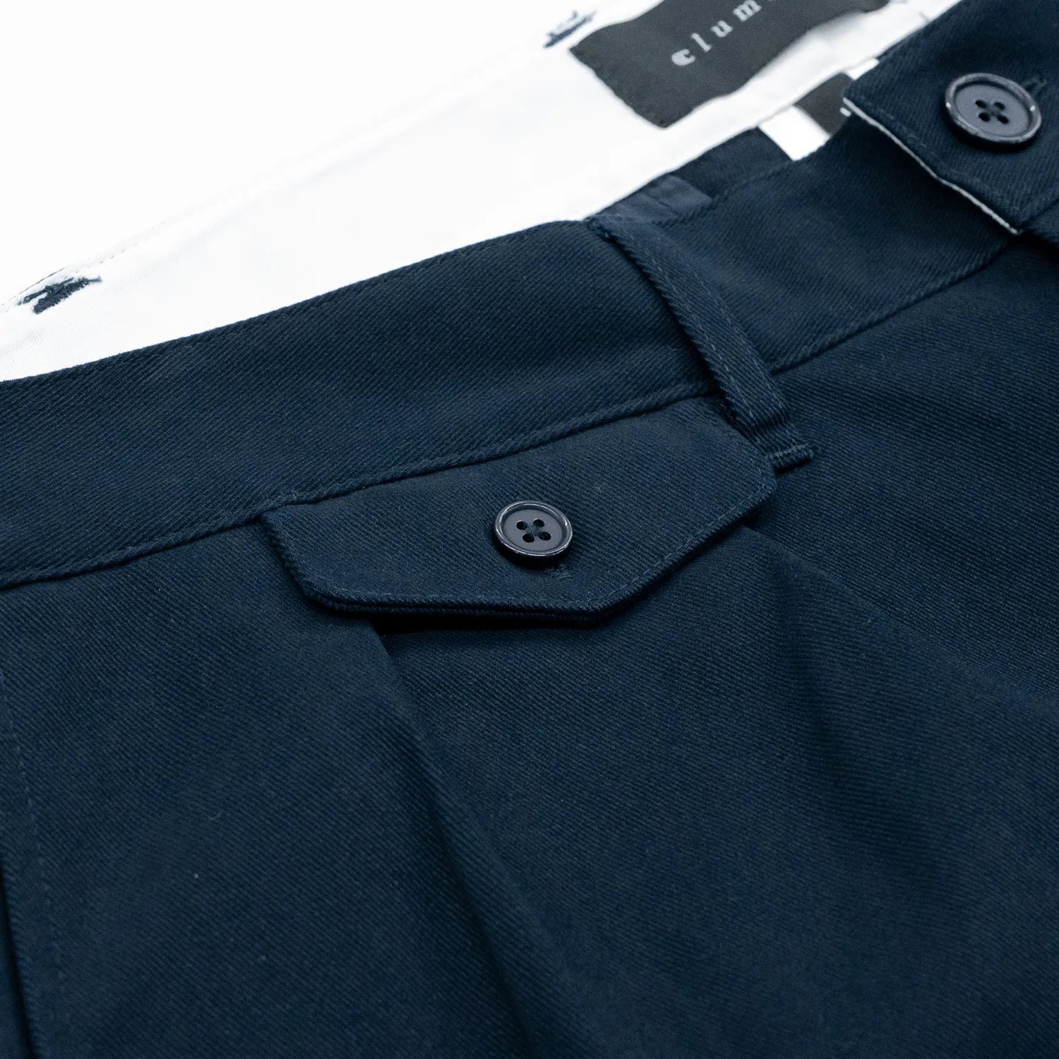 CLUMSY PICTURES(クラムジー)の名作パンツ「2 PLEATS RELAXED TWILL PANTS」の2025AWの新色「NAVYカラー」のフロントコインポケットの写真