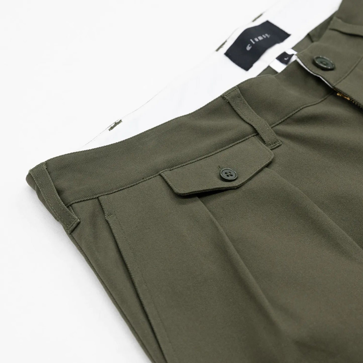 clumsy Pictures(クラムジー)の「2PLEATS RELAXED TWILL PANTS」のOLIVE DRABカラーのフロント腰回りの写真