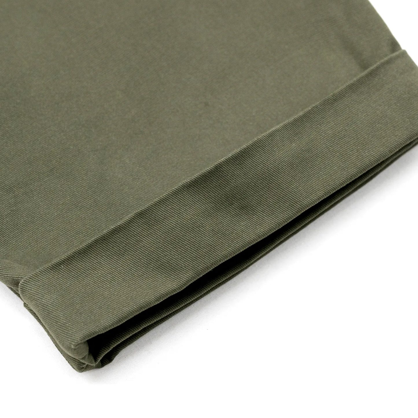 clumsy Pictures(クラムジー)の「2PLEATS RELAXED TWILL PANTS」のOLIVE DRABカラーの裾のターンアップ部分の写真