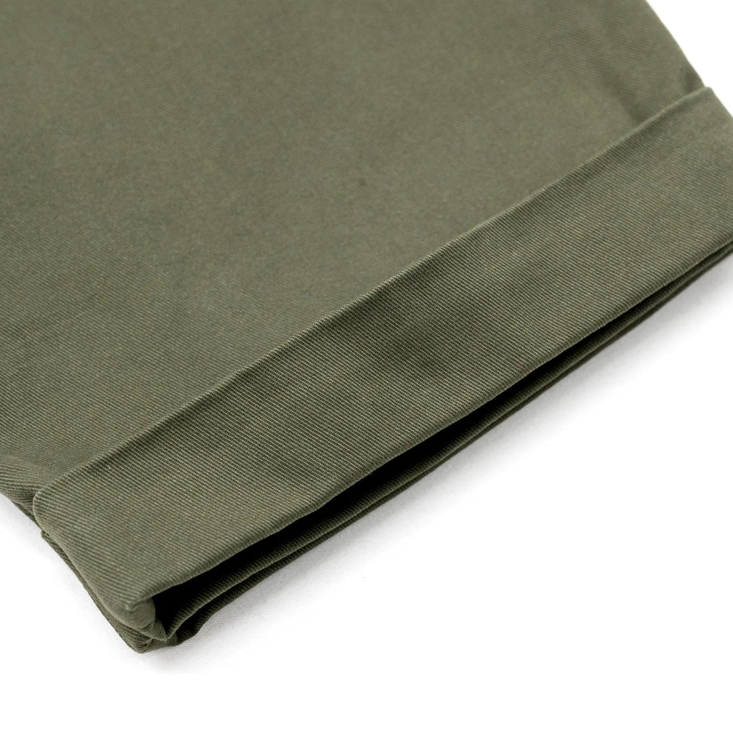 clumsy Pictures(クラムジー)の「2PLEATS RELAXED TWILL PANTS」のOLIVE DRABカラーの裾のターンアップ部分の写真
