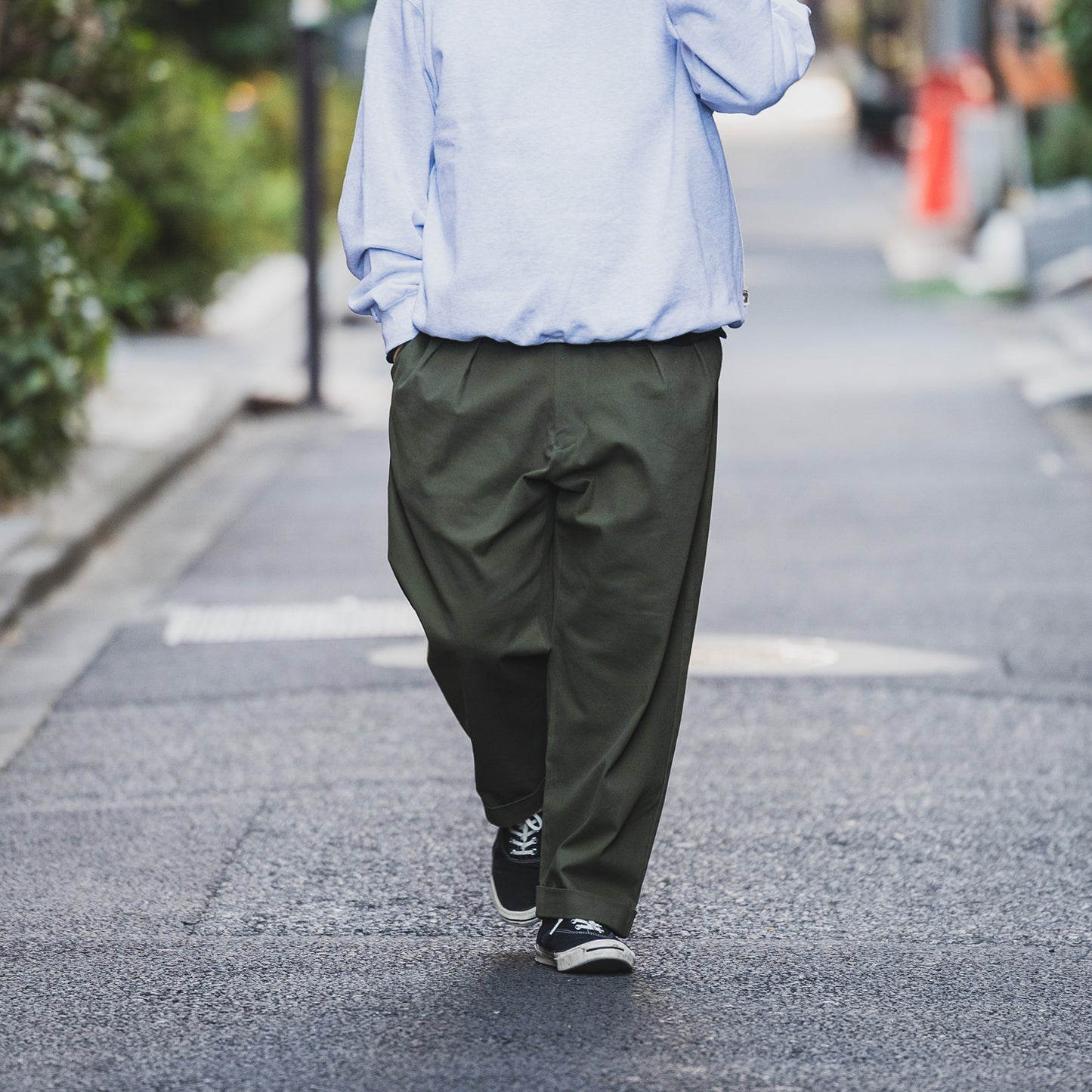 CLUMSY PICTURES 2 PLEATS RELAXED TWILL PANTS - SEPIA